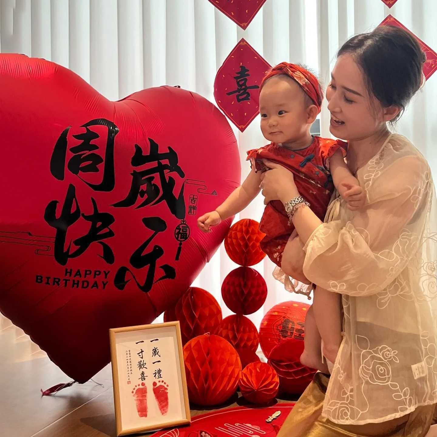Baby's first birthday extra-large love aluminum film balloon for boys and girls to catch the week gift atmosphere scene decoration