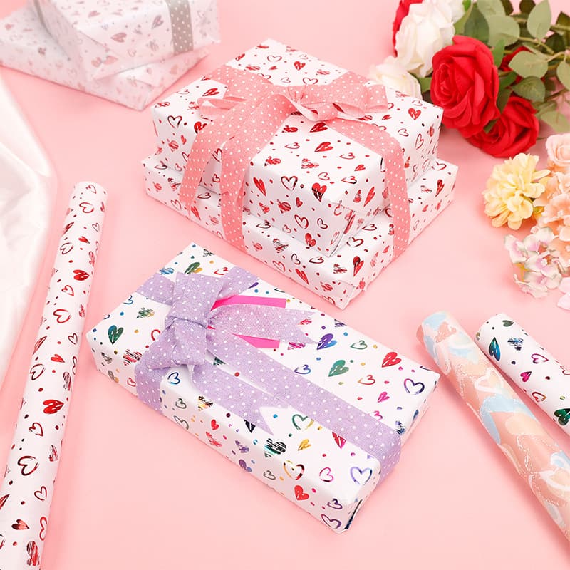 New cross-border Valentine's Day heart-shaped gift wrapping paper, gold foil embossed gift paper, large-size roll paper, gift box paper.