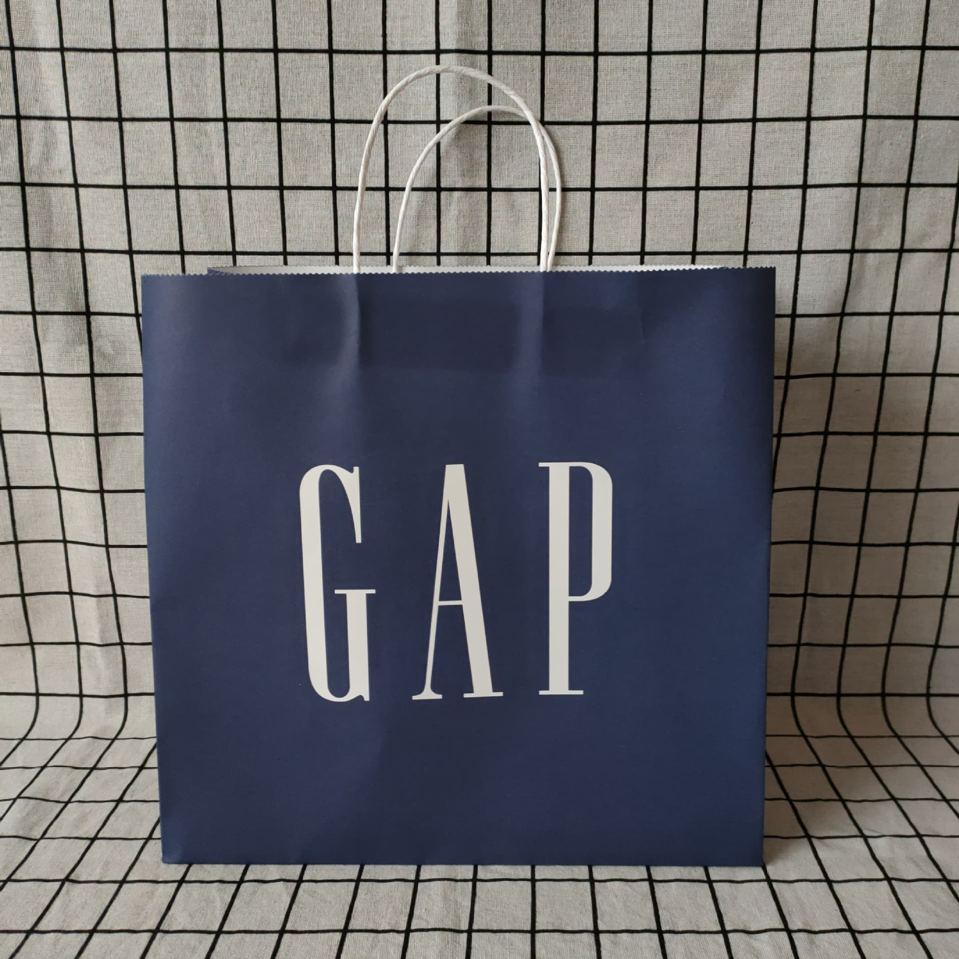 Wholesale GAP paper bag, handbag, shopping bag, environmentally friendly white cowhide fashion brand packaging bag, clothing gift bag