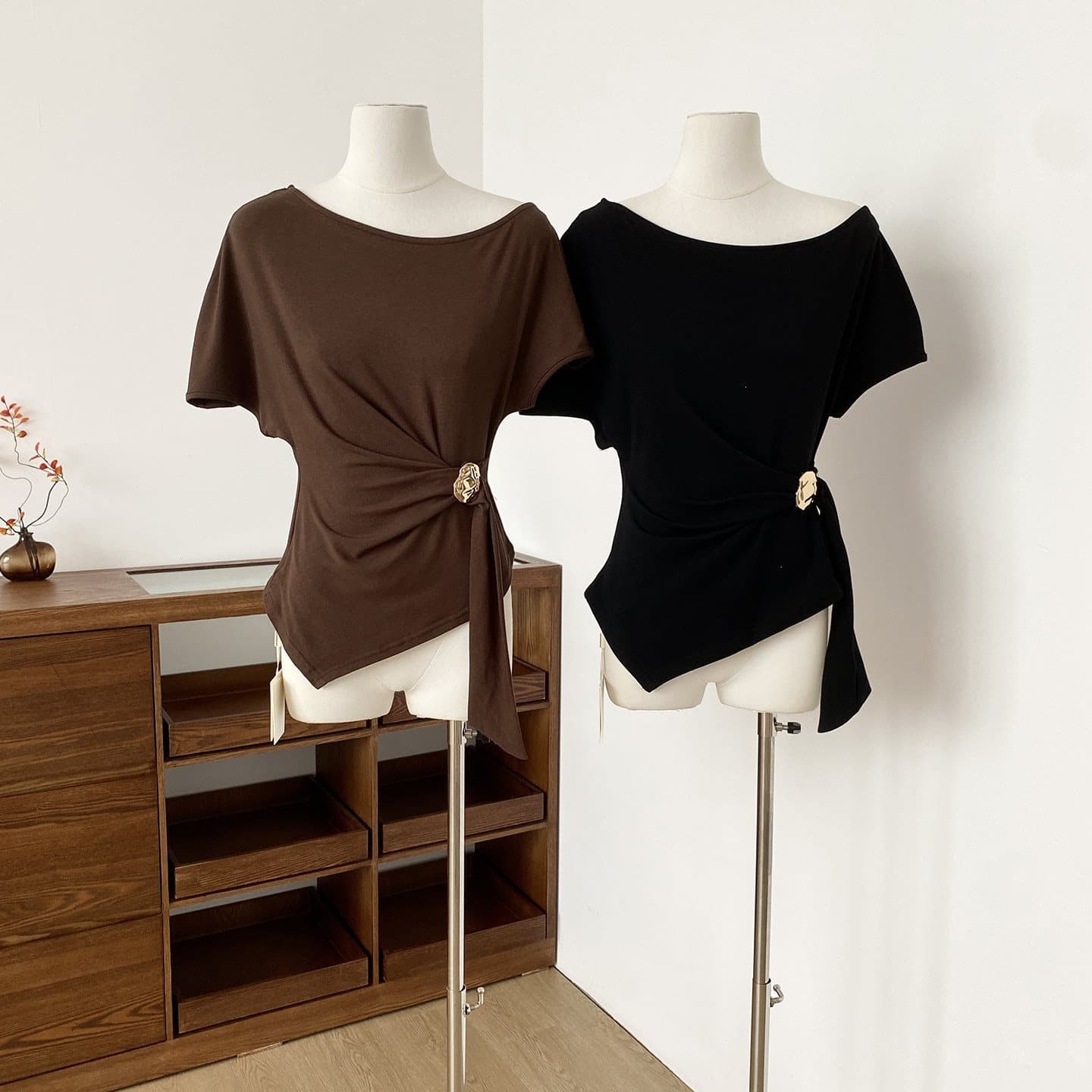 2026 French style niche versatile light mature style slanted shoulder short-sleeved T-shirt summer new waist slimming top for women