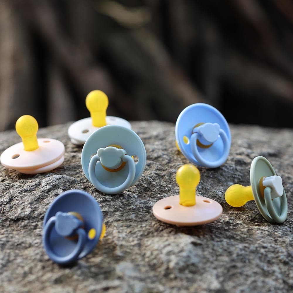Factory Direct Wholesale Baby Pacifier Ultra Soft Cute Bear Natural Latex Round Nipple Soothing Pacifier for Infants