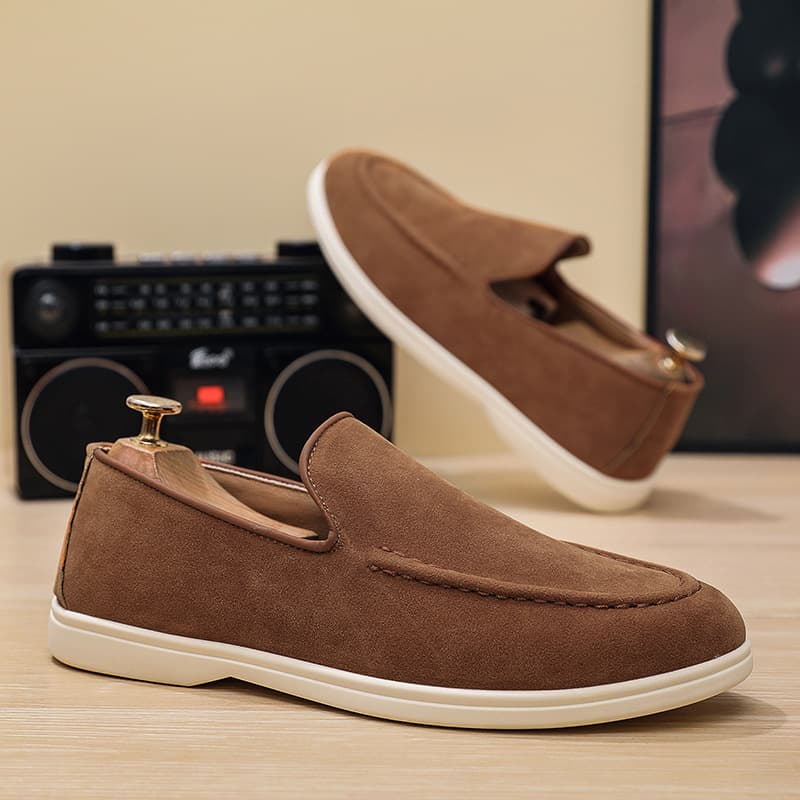 Cross-border e-commerce includes men's loafers, casual sports shoes, flat shoes, fashionable driving shoes, and men's suede/frosted shoes.