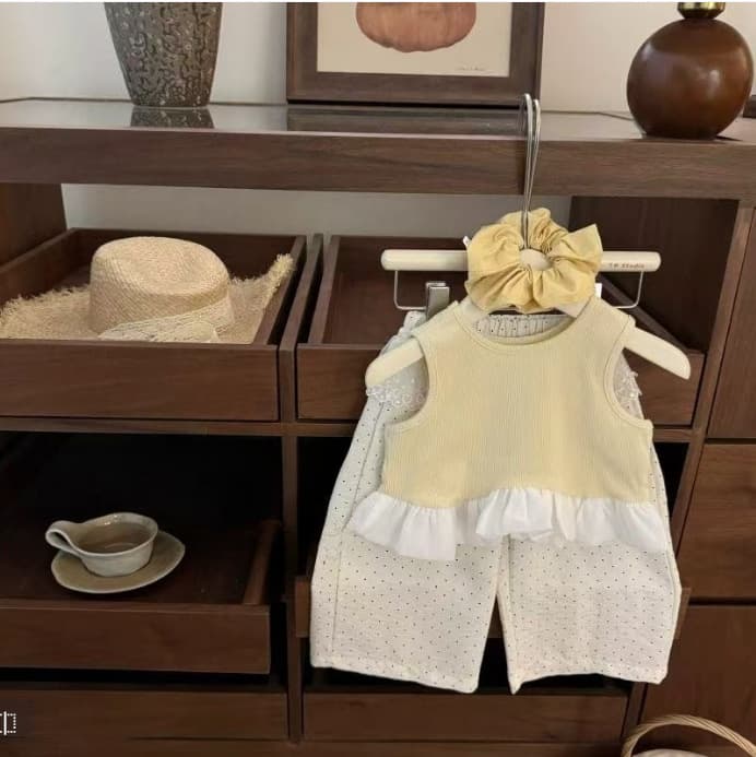 [New summer product] Custard buns! Korean children's clothing for girls ruffled vest short vest polka dot pants suit