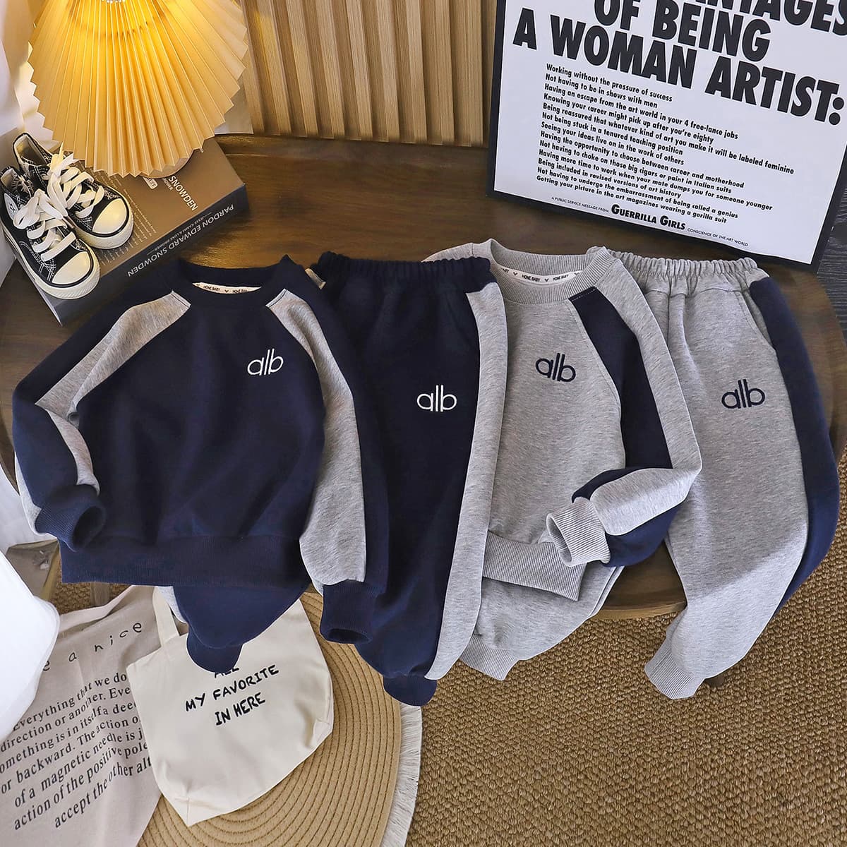 Stylish Korean-style long-sleeved sweatshirt and pants set, outdoor casual two-piece set, 2025 new color-blocked boys' sportswear.