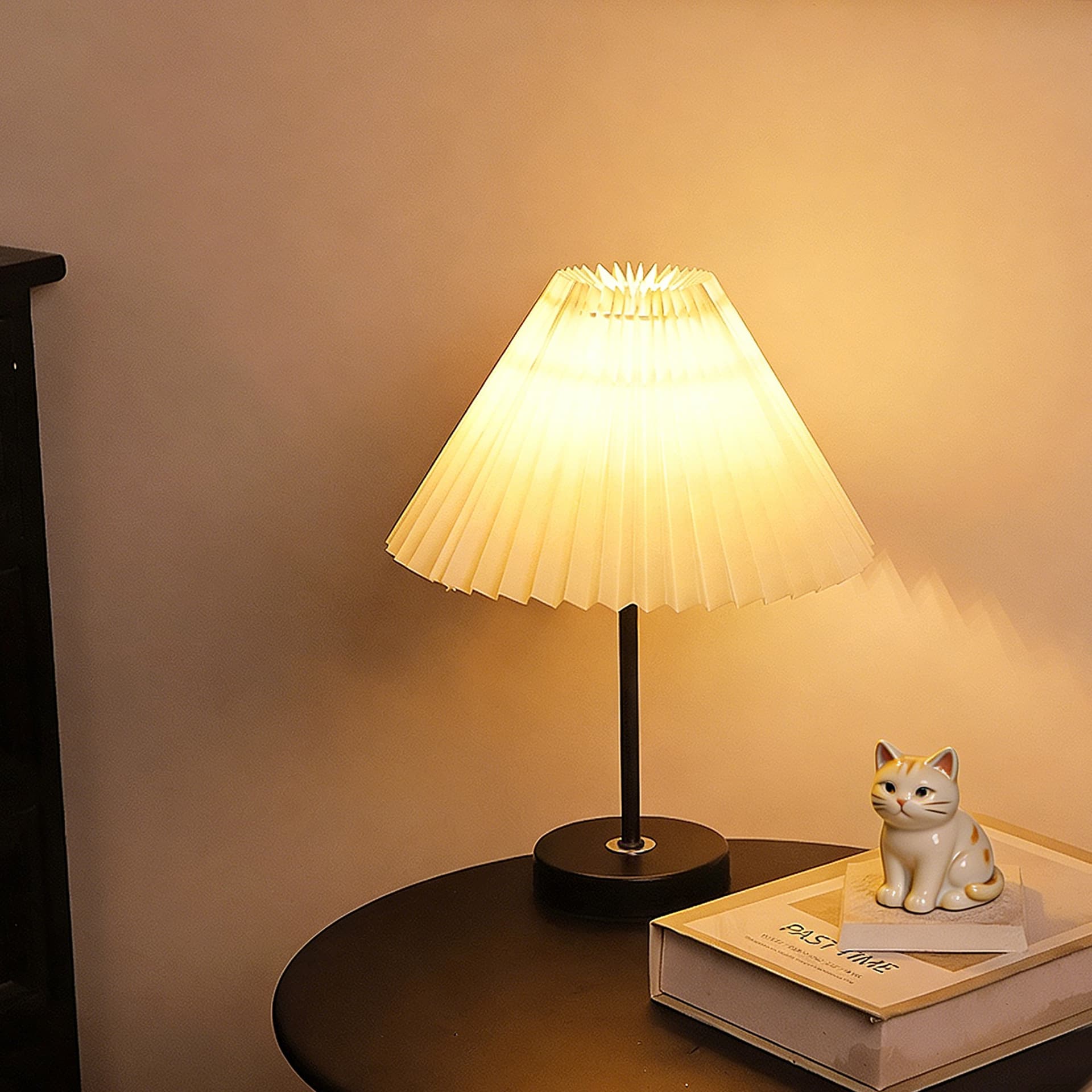 Nordic Style Table Lamp Pleated Iron Bedside Lamp for Bedroom Ins Retro French Romantic Ambience Decorative Night Light