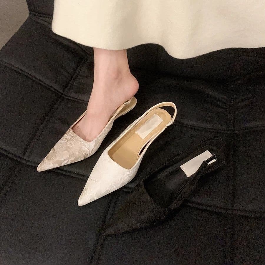 French evening high-heeled retro pointed toe single shoes women's shoes 2026 hot style summer new Chinese style stunning toe sandals