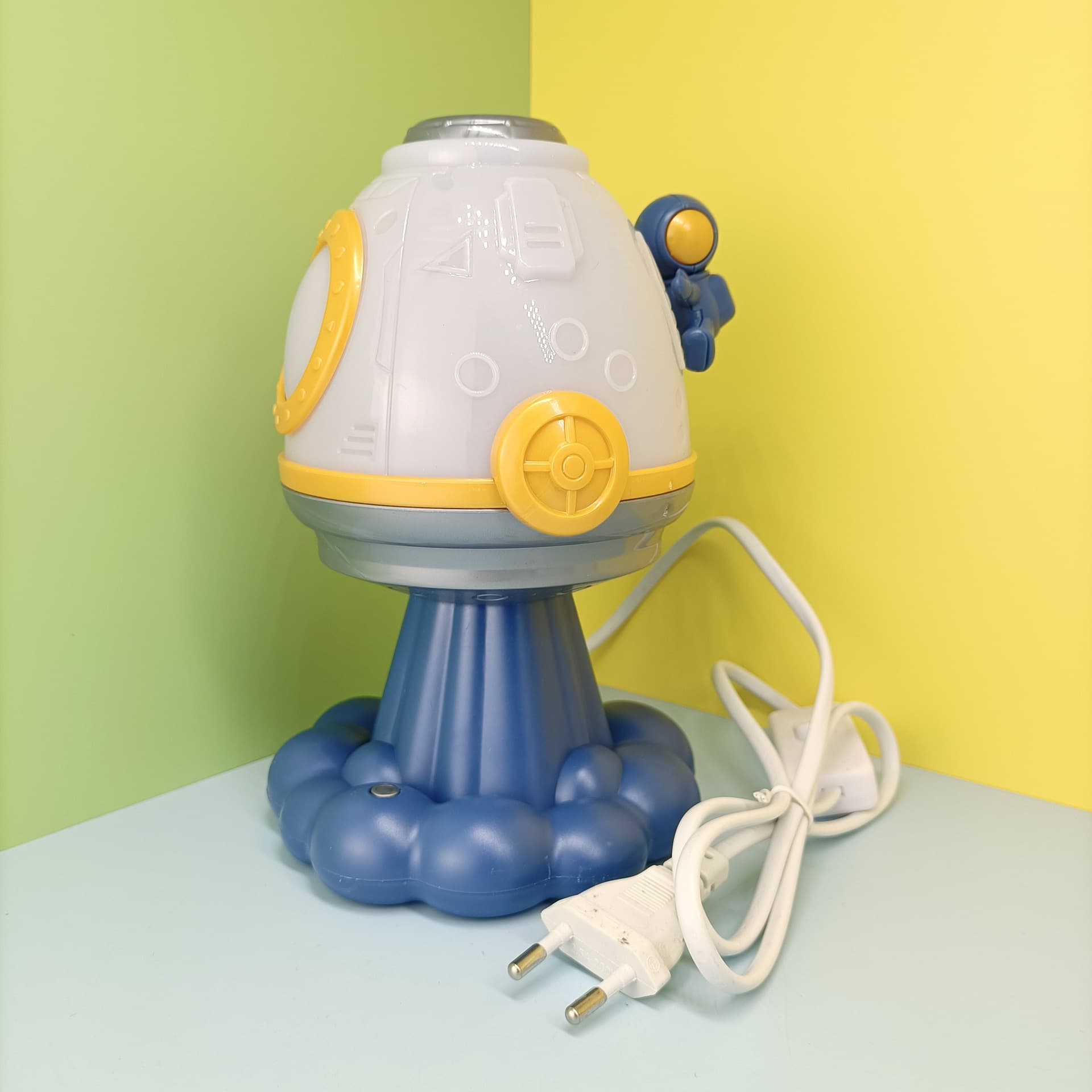 Creative and novel return capsule two-color three-speed lithium station lamp desktop children's astronaut night light dormitory table lamp
