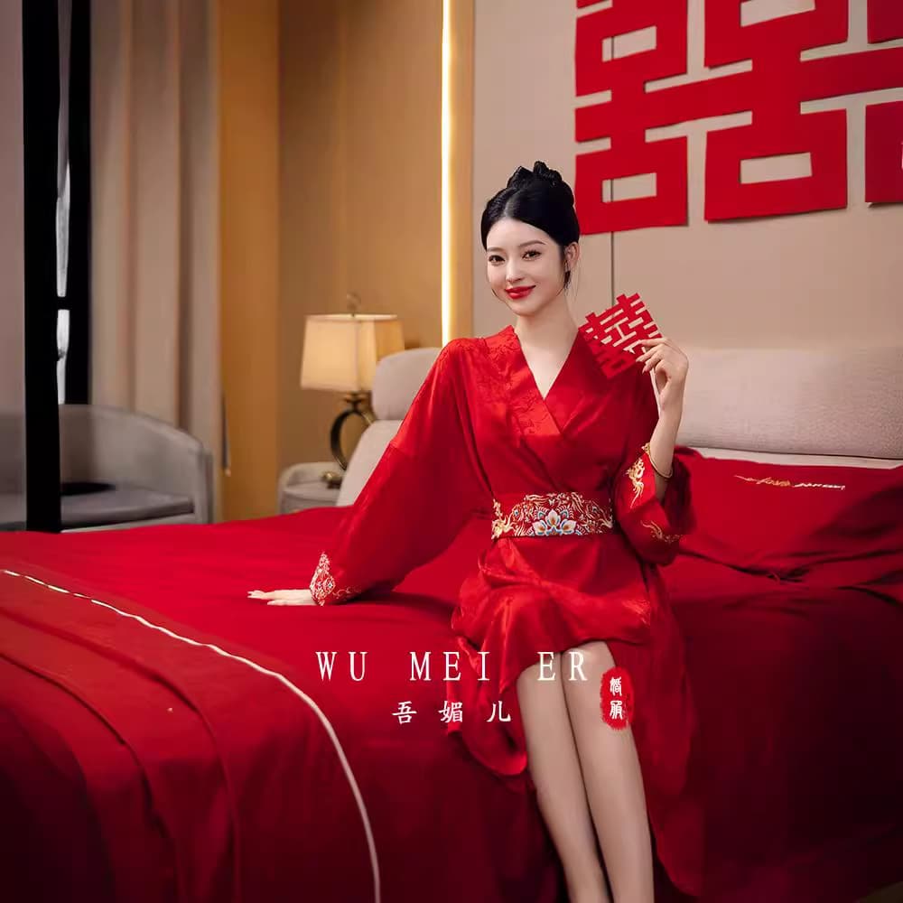 Wedding morning robe for brides and bridesmaids, embroidered long bathrobe, red high-end ice silk pajamas for weddings and those born in the year of one's birth sign.