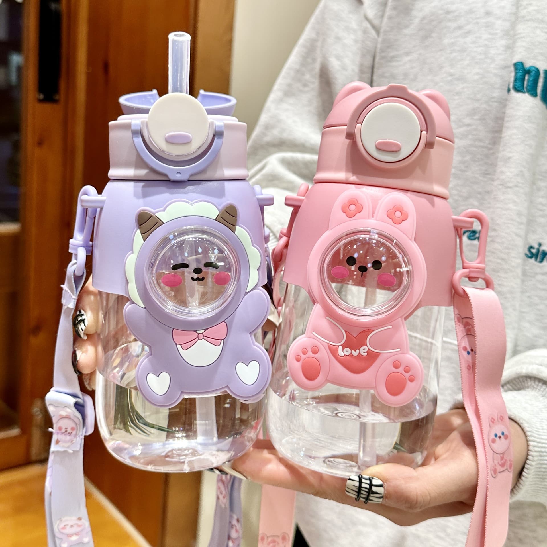 Good-looking cartoon cups for primary school boys and girls, portable anti-fall summer children's plastic straw cups, new and cute