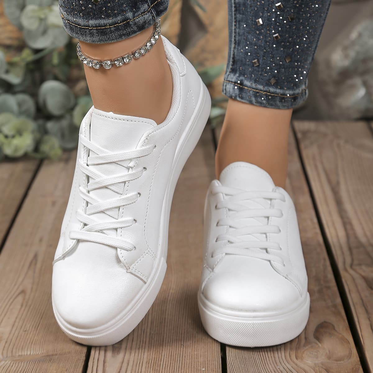 2026 New White Versatile Cross-Border Casual Flat Couple Skate Shoes Large Size Lace-Up Student Shoes Women's Single Shoes