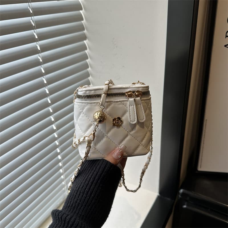 Small fragrant style rhombus chain box bag for women 2026 summer new style exquisite hand-held small square bag going out crossbody bag