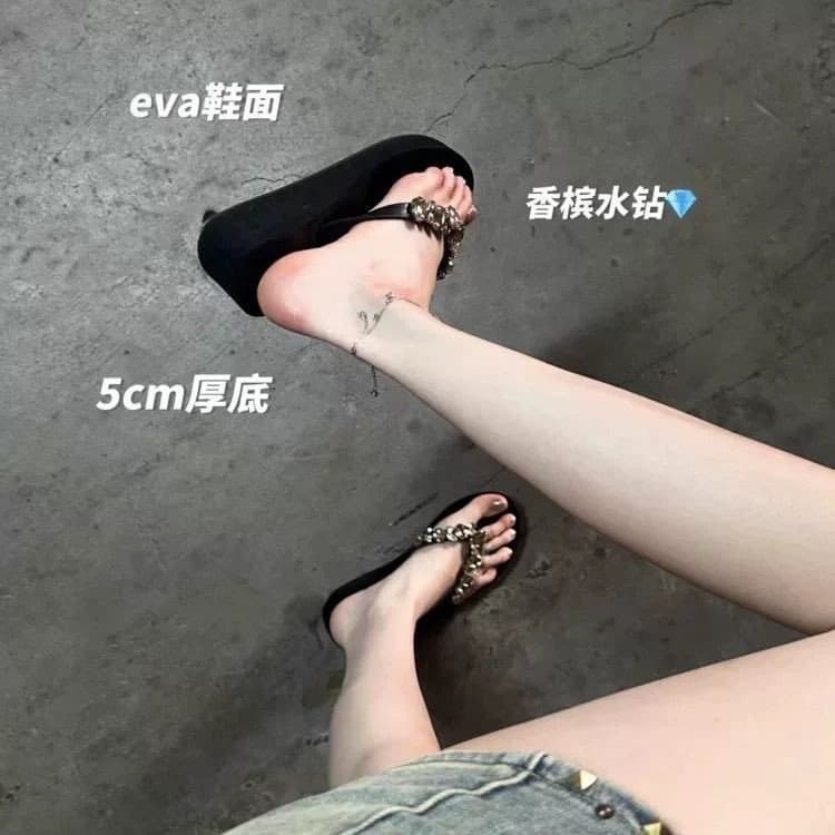 Crystal Rhinestone Thick-Soled Flip Flops for Women Spring Summer 2026 New Fashion Wedge Heel Non-Slip Beach Sandals Hot Sale