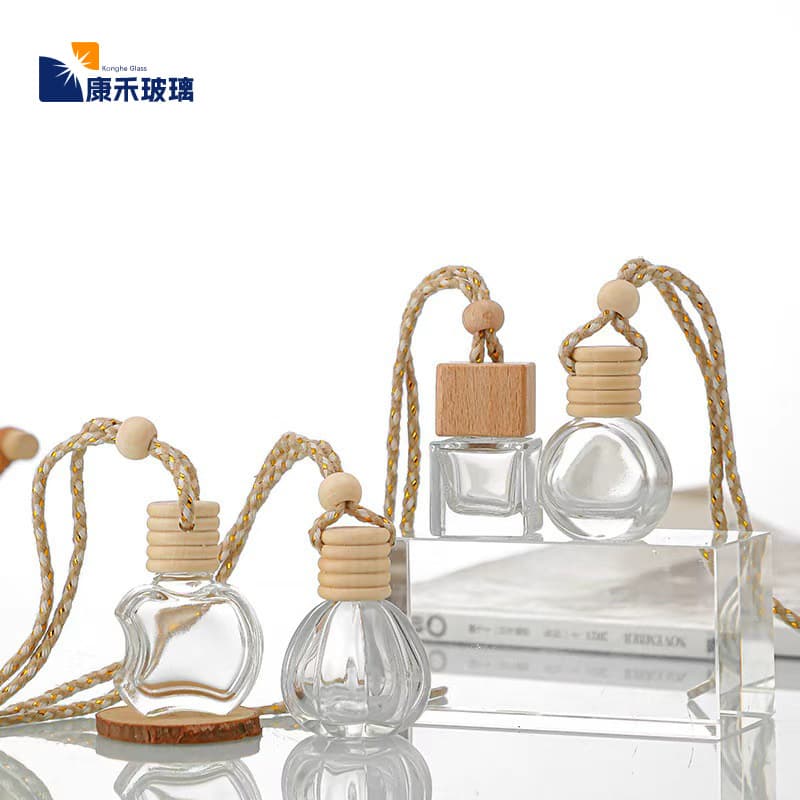 Transparent glass car air freshener bottle, car interior hanging perfume bottle, mini car air conditioning vent dispenser for essential oils.