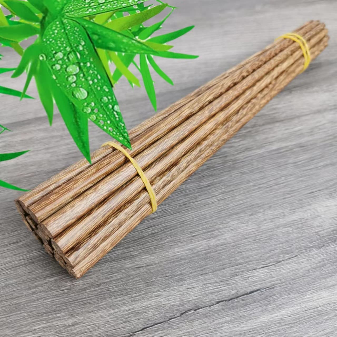 Chinese unlacquered and unwaxed Mactan wood chopsticks, solid wood red sandalwood, 10 pairs pack, wholesale for street stalls.