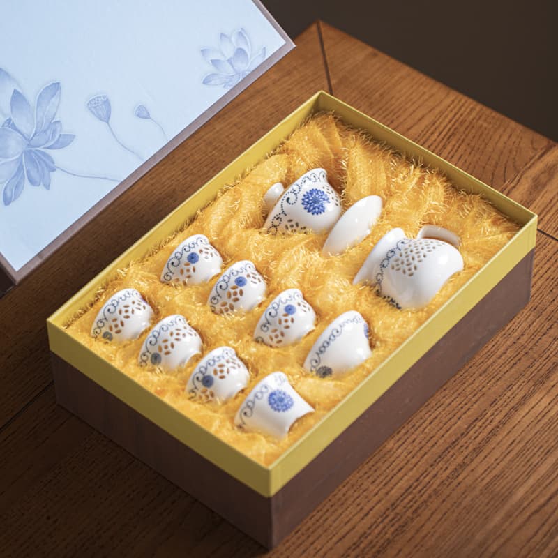White Porcelain Exquisite Openwork Kung Fu Tea Set Gift Box, Complete Set for Home Use, Light Luxury High-End Tea Brewer, Creative Gift