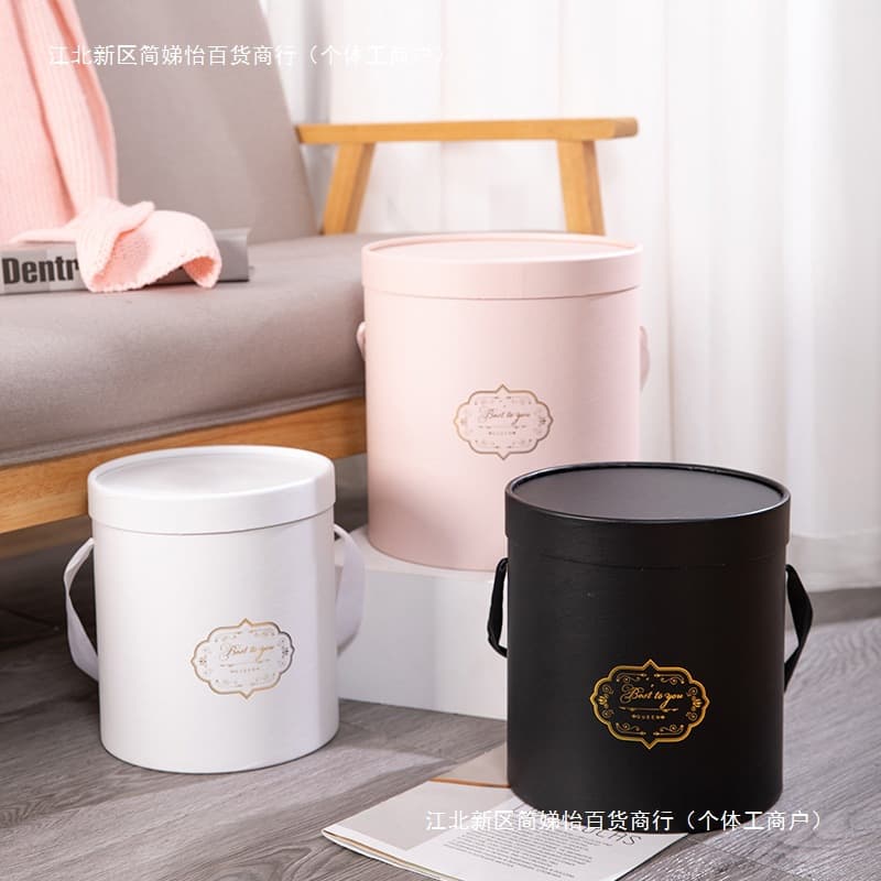 Round portable cover with three flowers in a bucket, flower box, mirrored silver floral packaging box, bouquet, bucket, flower arrangement empty box