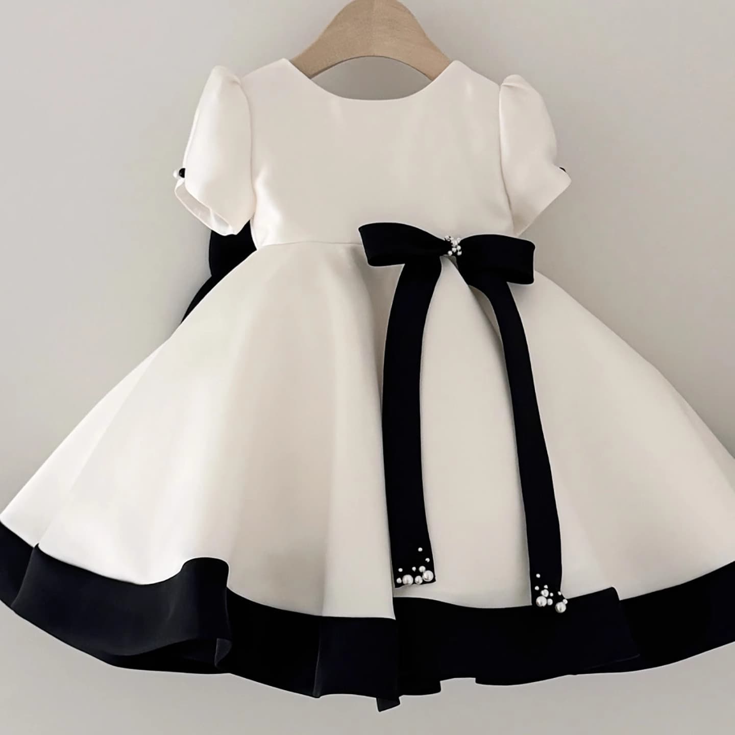 2026 new satin baby girl one-year-old dress for birthday party, western-style flower girl princess dress, black and white mini dress