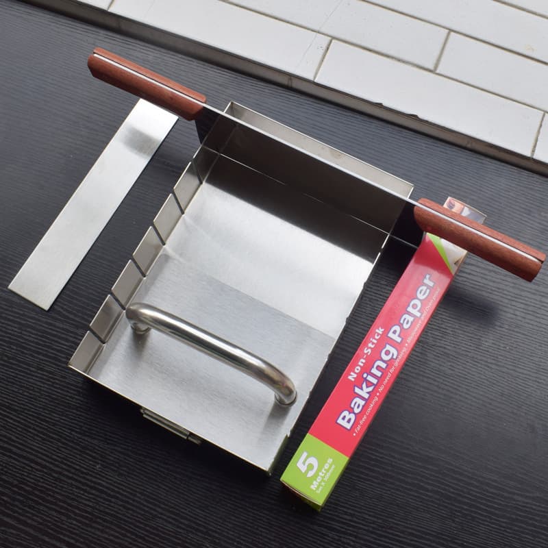 A complete set of tools for making donkey-hide gelatin cakes, including a removable bottom mold, a slitting and shaping tray, and a 2.5-jin stainless steel pressure plate for cooling.