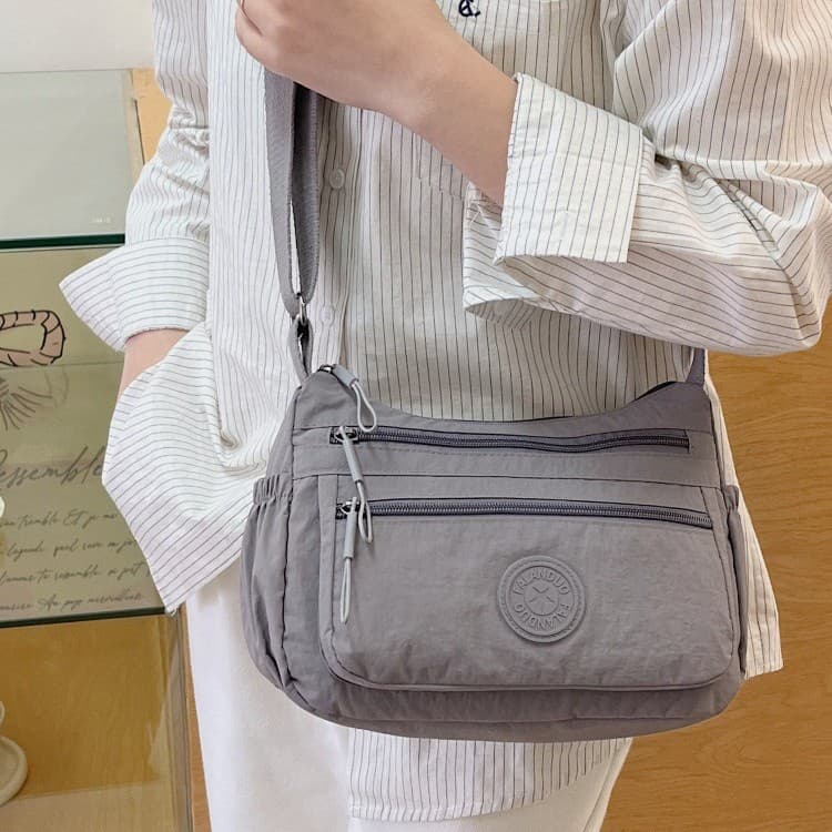Cross-border new multi-layered lightweight casual middle-aged mother fashion crossbody bag nylon women's large capacity shoulder bag