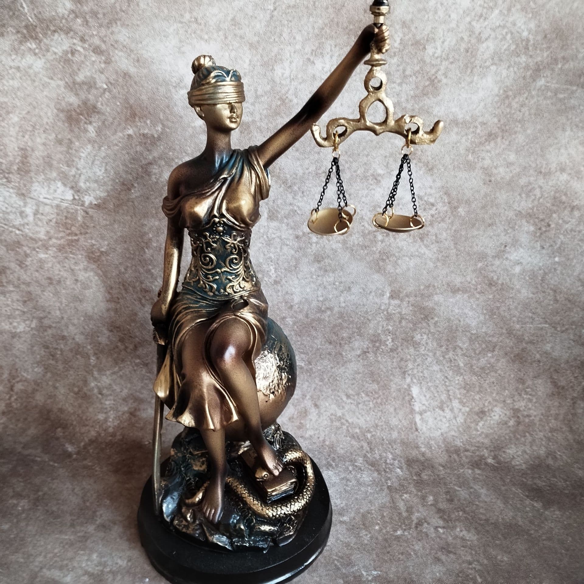 European-style justice goddess statue lawyer ornaments office balance goddess living room desktop ornaments
