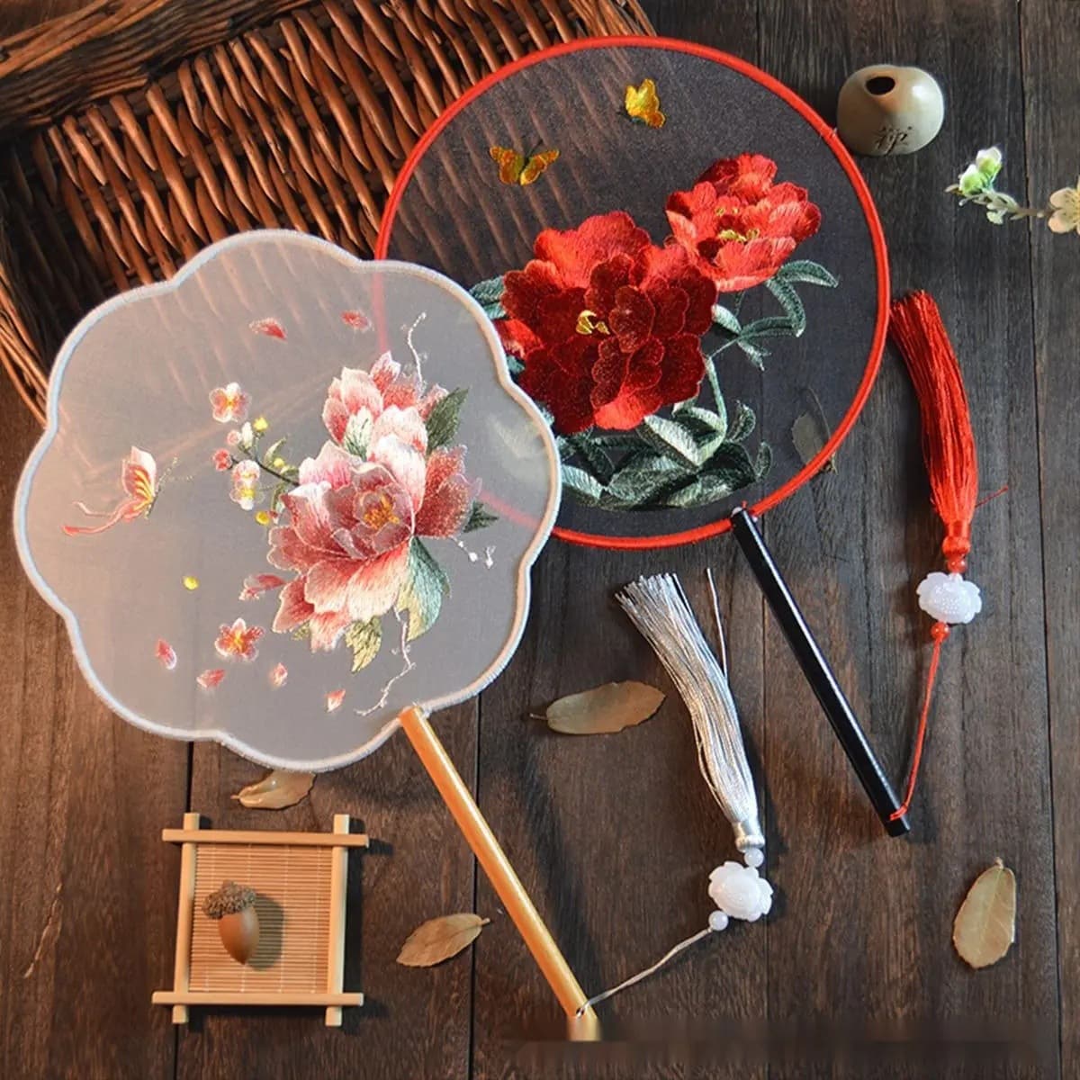 Double-sided embroidered round fan, vintage round fan, embroidered round fan, Hanfu exclusive Suzhou embroidery round fan, versatile dance fan, factory wholesale