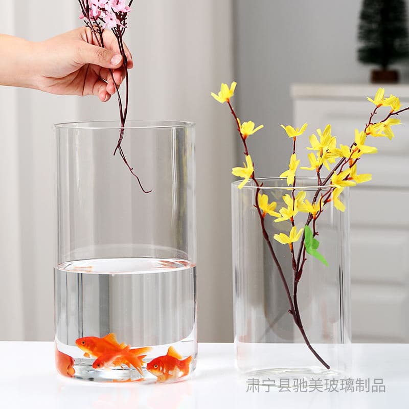 This glass vase is a stylish and transparent decorative piece for living room flower arrangements. It features high-end, transparent glass, suitable for water cultivation, and offers a modern, minimalist design for fresh flowers. It's a popular choice among online influencers.