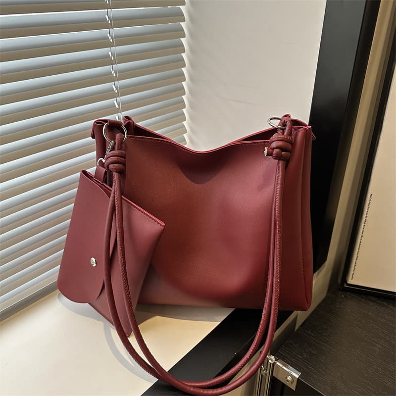 This Year's Popular Bags for Women Are Large-Capacity New Summer Retro Fashion Shoulder Bags with Textured Mother-In-Law Bucket Bags