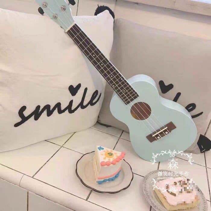 Baby blue fresh style ukulele, both appearance and sound quality online, four-string instrument instantly turns into a literary star.