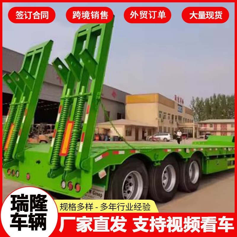 Export four-axle hook-lift flatbeds, hydraulic module heavy transport semi-trailers, and excavator transport low-bed trailers.