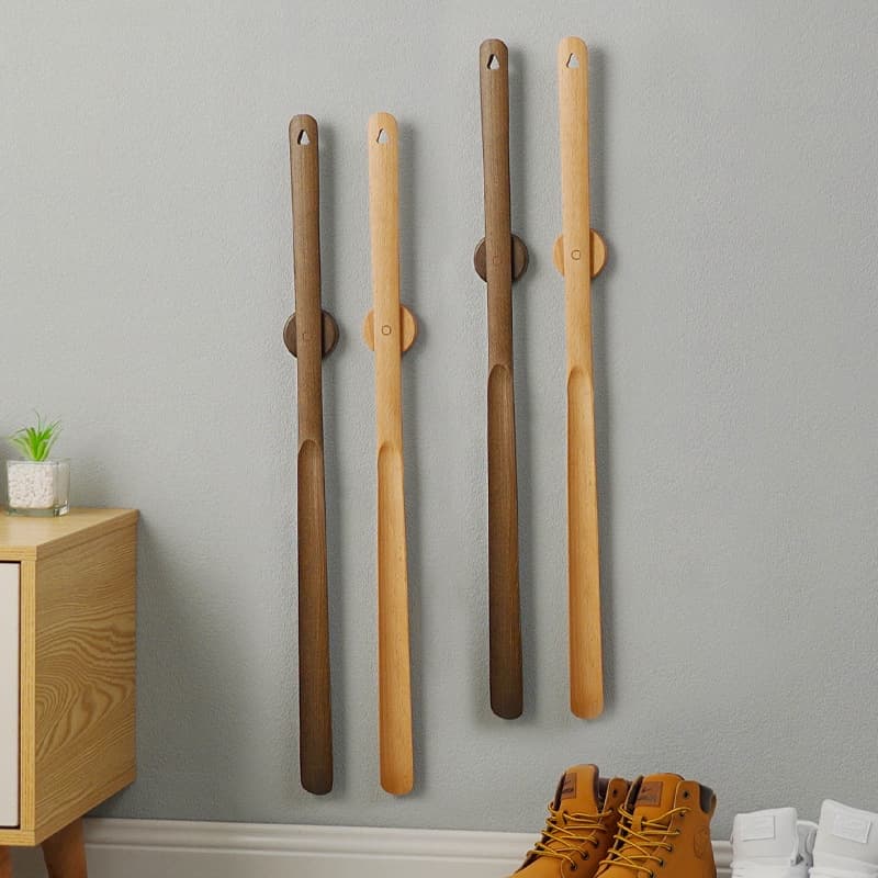 Beech wood extended handle magnetic shoe horns, solid wood long-handle shoe pullers, no-bend shoe aids for pregnant women and the elderly.