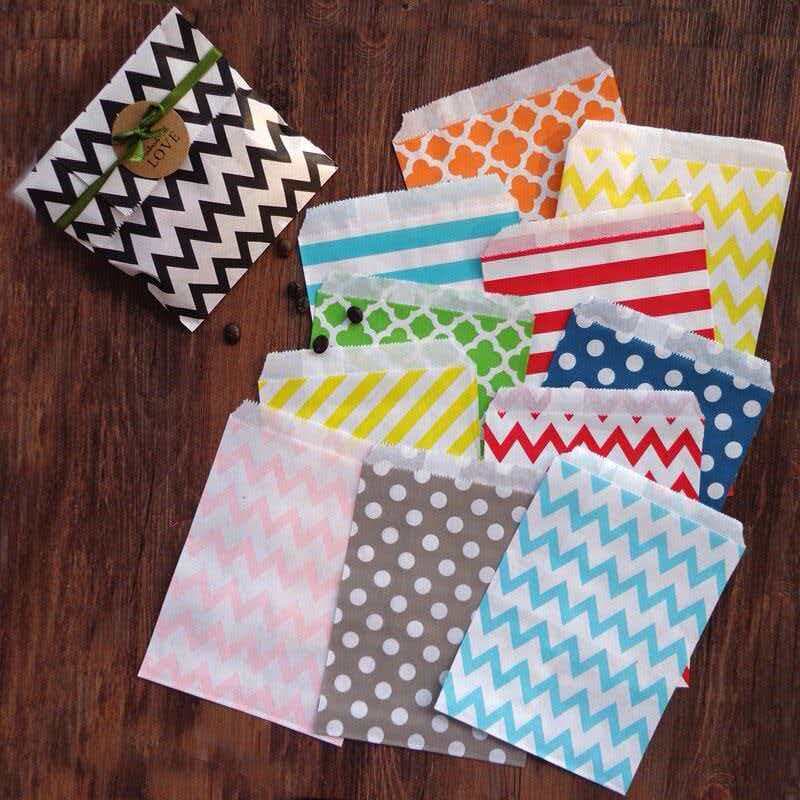 A variety of candy-colored paper bags in stock, foreign trade, wavy stripes, polka-dot candy bags, wedding party decoration packaging paper bags
