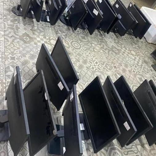 Scrap desktop office computer mainframes and monitor recycling, cash settlement, and acquisition of outdated old servers.