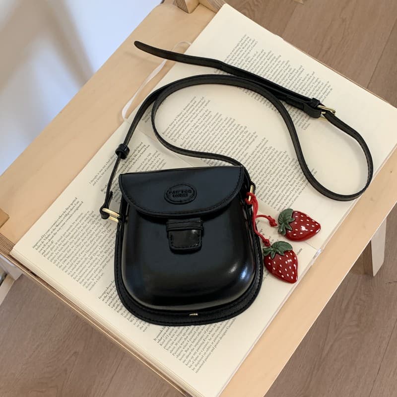 Korean cute burgundy bag women's 2025 new shoulder saddle bag high-end niche crossbody beanie bag