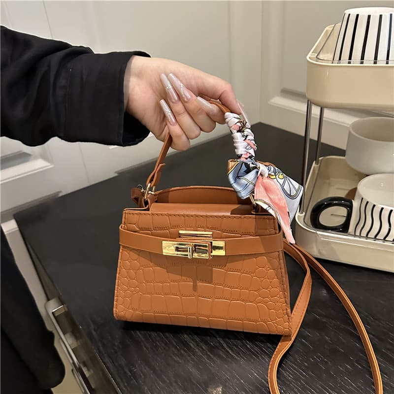Korean-Style Autumn and Winter New Versatile Casual Personality Solid Color Stylish Niche Design Chic Crossbody Bag