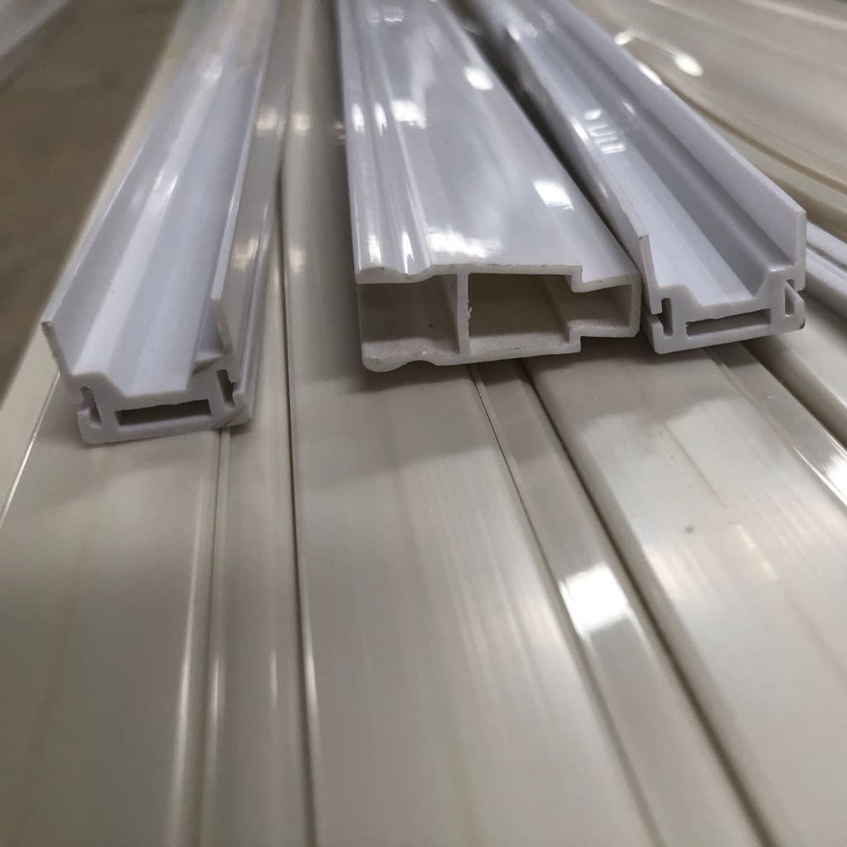 Factory direct sales of plastic curtain tracks, PVC plastic tracks, and various sound-absorbing strips.
