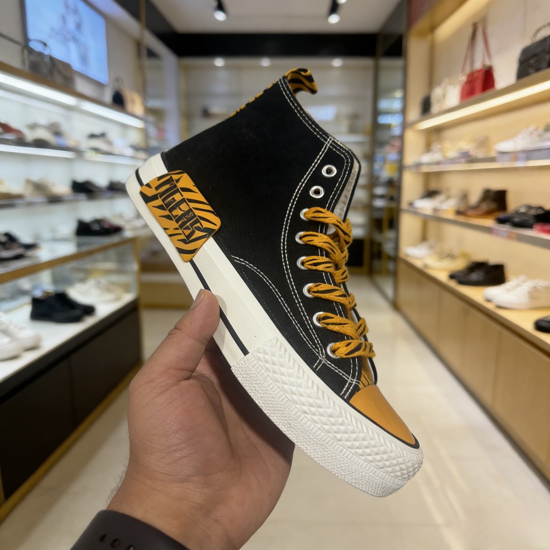 Classic New Canvas Shoes Men Breathable Trendy Shoes Men's High-end Casual Board Shoes 2026 Summer Versatile Cloth Shoes