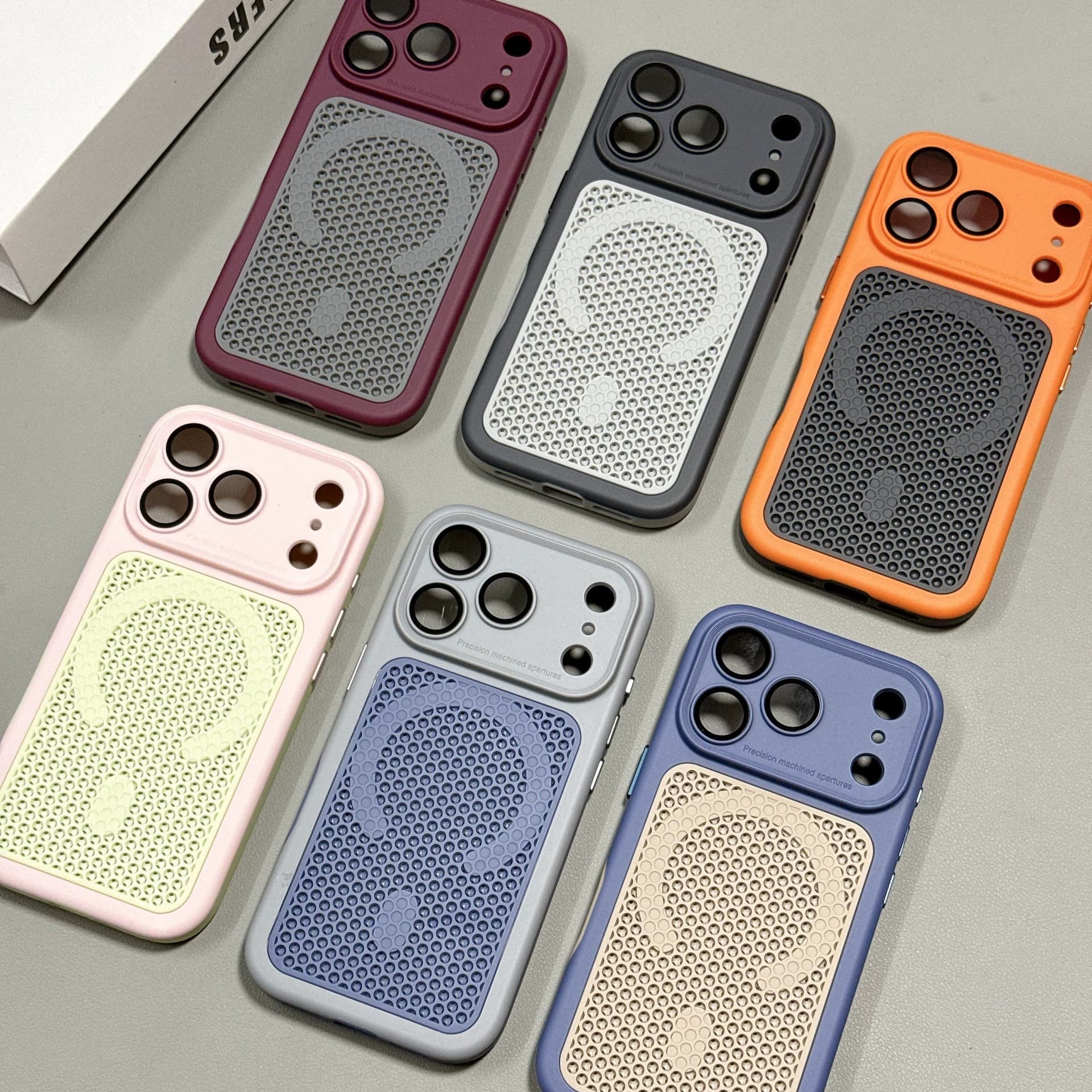 Suitable for iPhone17ProMax mobile phone case, honeycomb cooling, contrasting color magnetic suction, Apple 16 goggles, anti-fall protective cover