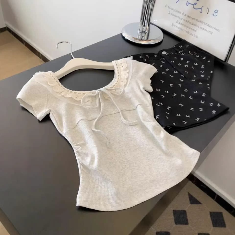 Korean-style lace patchwork white-gray short-sleeve T-shirt for women, designed to be youthful, slimming, versatile, and chic base layer