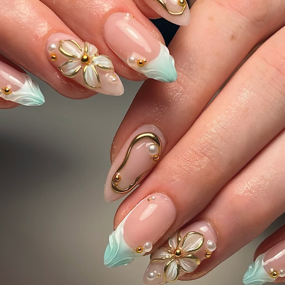European and American Metallic Striped Floral French Flash Gold Beads Whitening Sweet Ins Style Cross-border Wearable Nails Wholesale