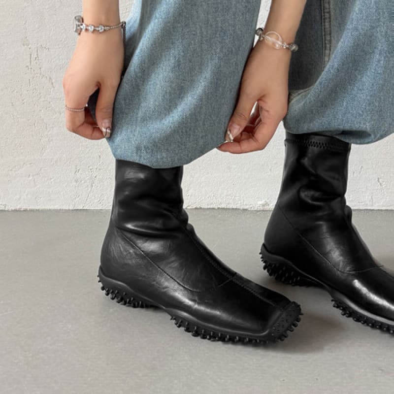 Medium-heeled short-tube simple retro-style black short boots for women winter genuine leather thick heel round toe zipper back fashion boots Martin boots