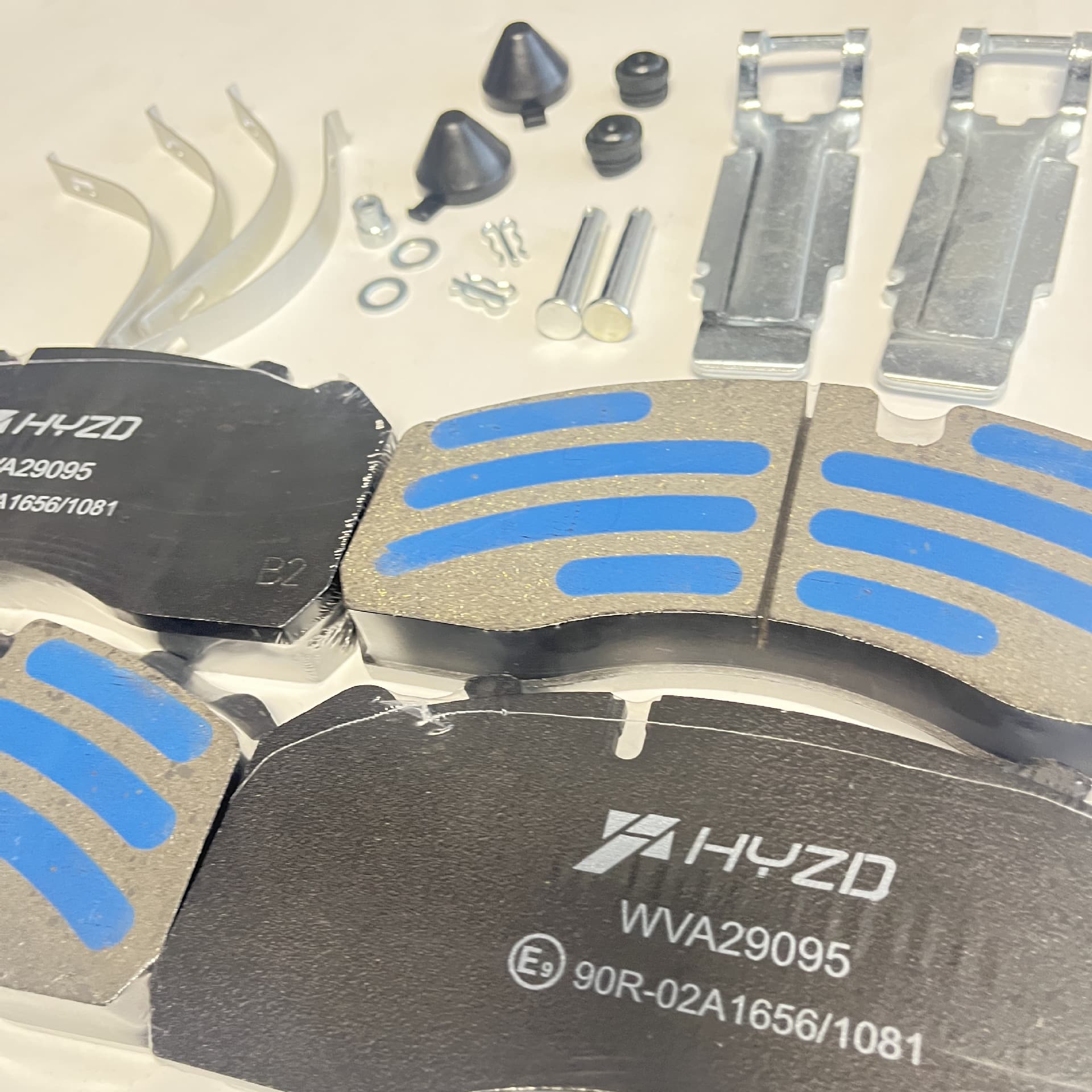 Semi-metallic ceramic truck brake pads 29093 29094 29095 suitable for BPW, DAF, Mercedes, SAF.