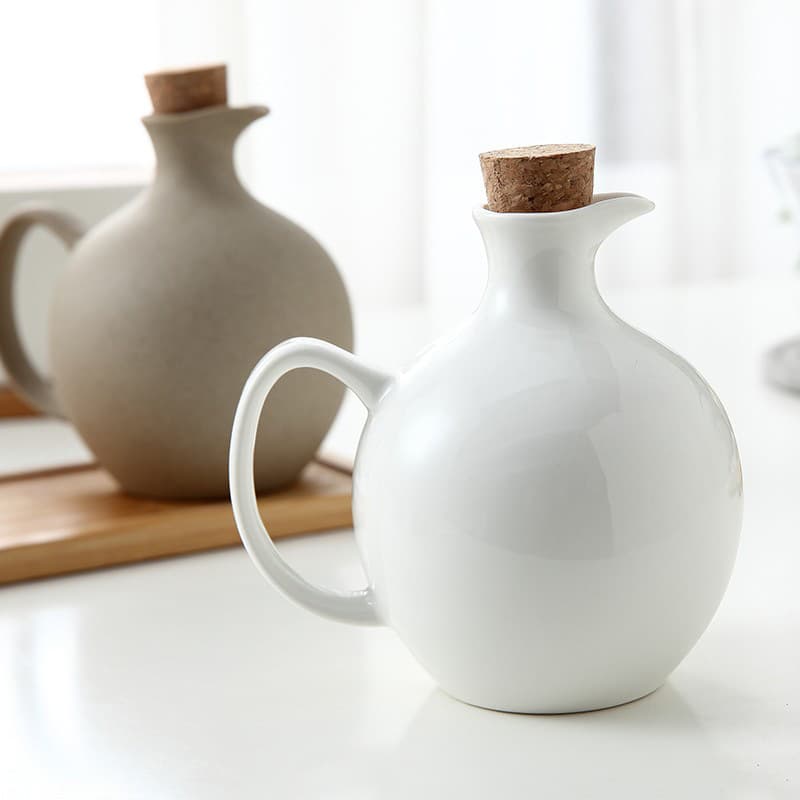 Japanese-style kitchen oil bottle, soy sauce and vinegar bottle, condiment set, simple and creative ceramic seasoning bottle and oil bottle combination.