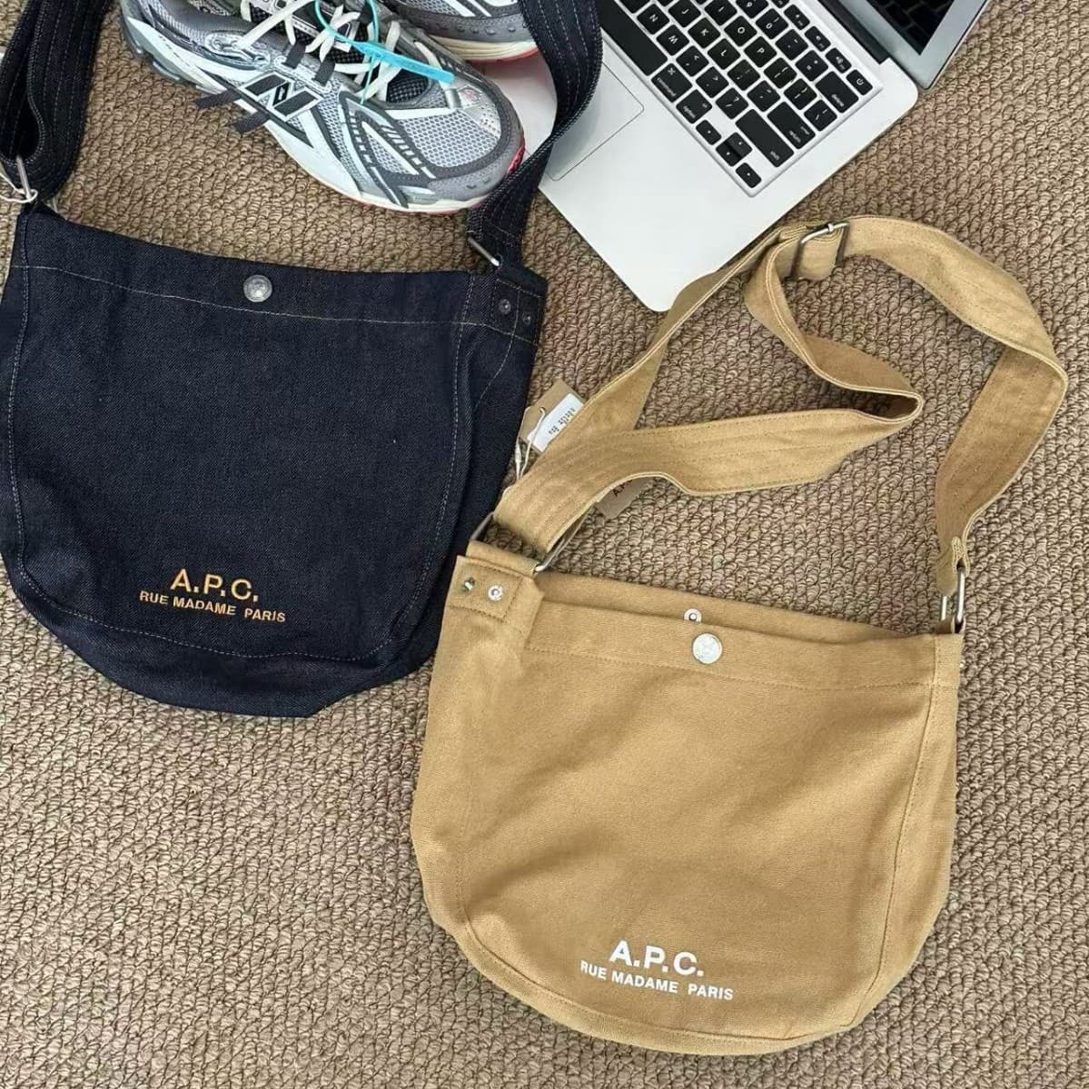 French Niche APC Women's Logo Print Leather Tote Bag Large Capacity Shoulder Commuter Computer Bag Tote Bag