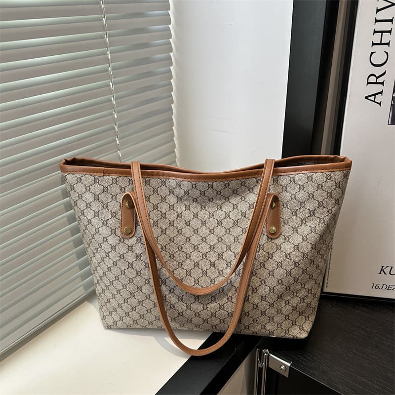 Large Capacity Tote Bag for Women Commute, Personalized 2025 New Retro Print Trendy Shoulder Bag, Textured Women's Bag