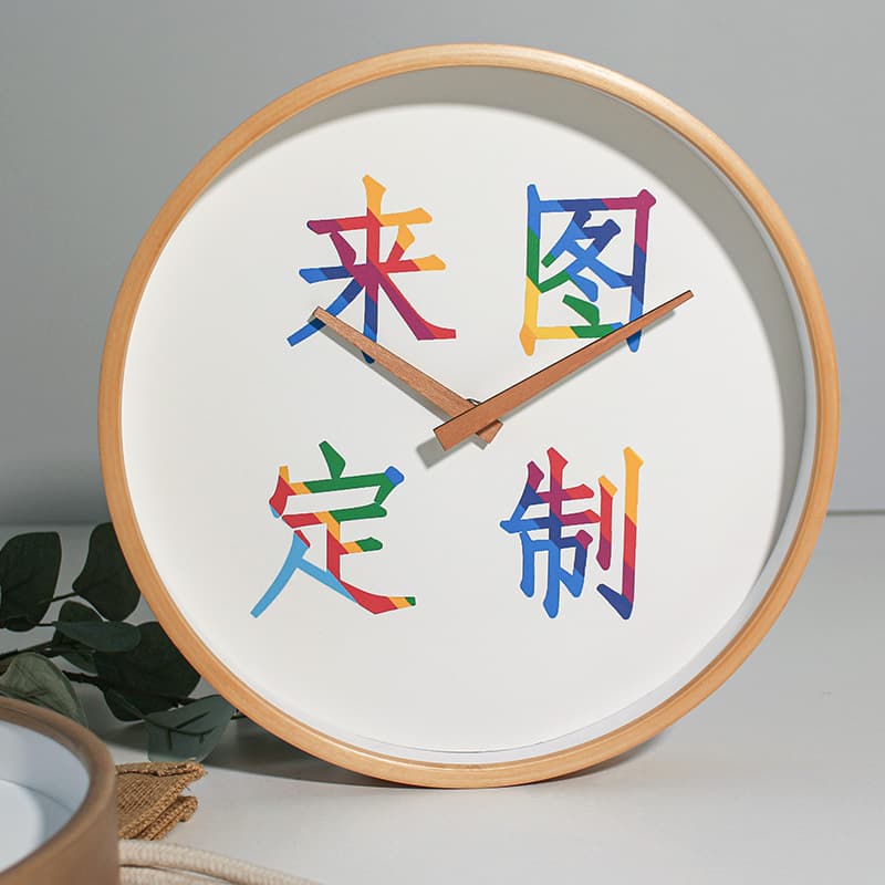 Factory direct sales of personalized wooden clocks, hot-selling silent modern minimalist Nordic style solid wood wall clocks for living rooms and bedrooms.