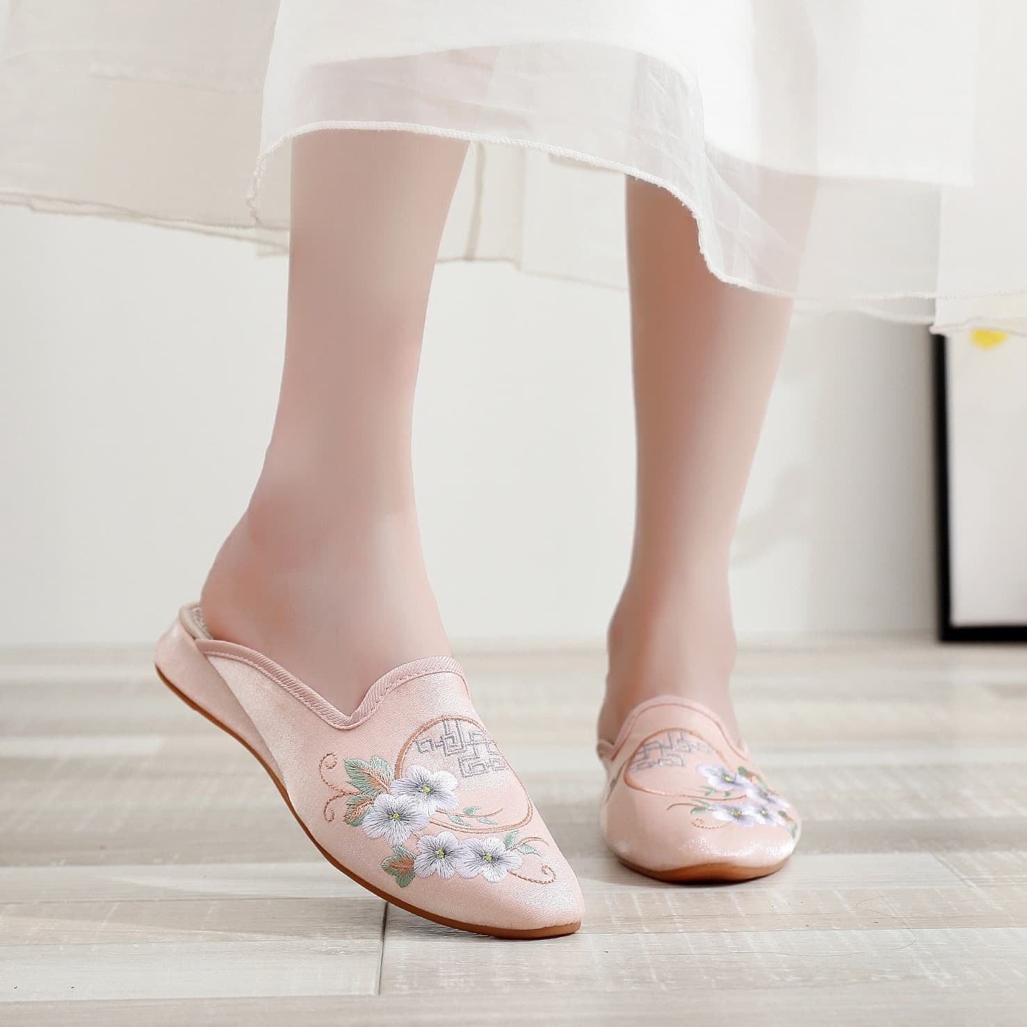 New Summer Closed-Toe Slippers for Women, Flat Embroidered Pointed-Toe Ethnic Style Cheongsam Slippers, Hanfu Slippers