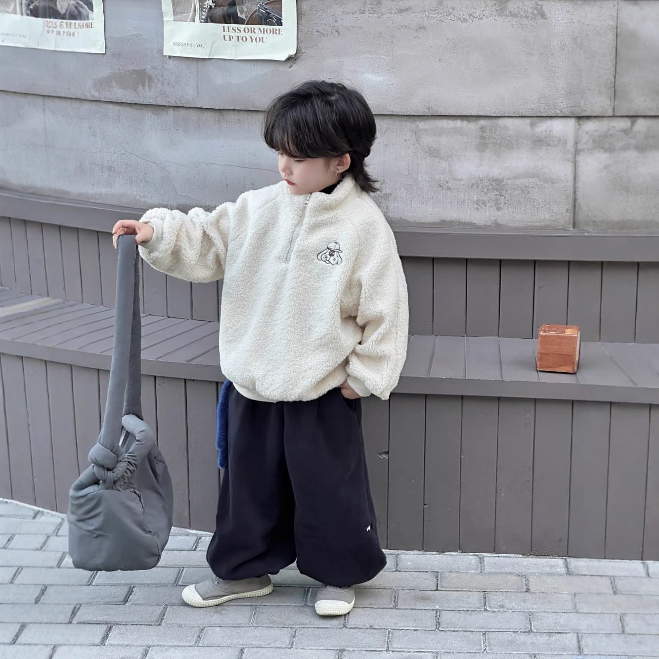 Zhili children's sweaters, 2025 winter Korean style embroidered fleece-lined thickened warm tops for boys and girls.