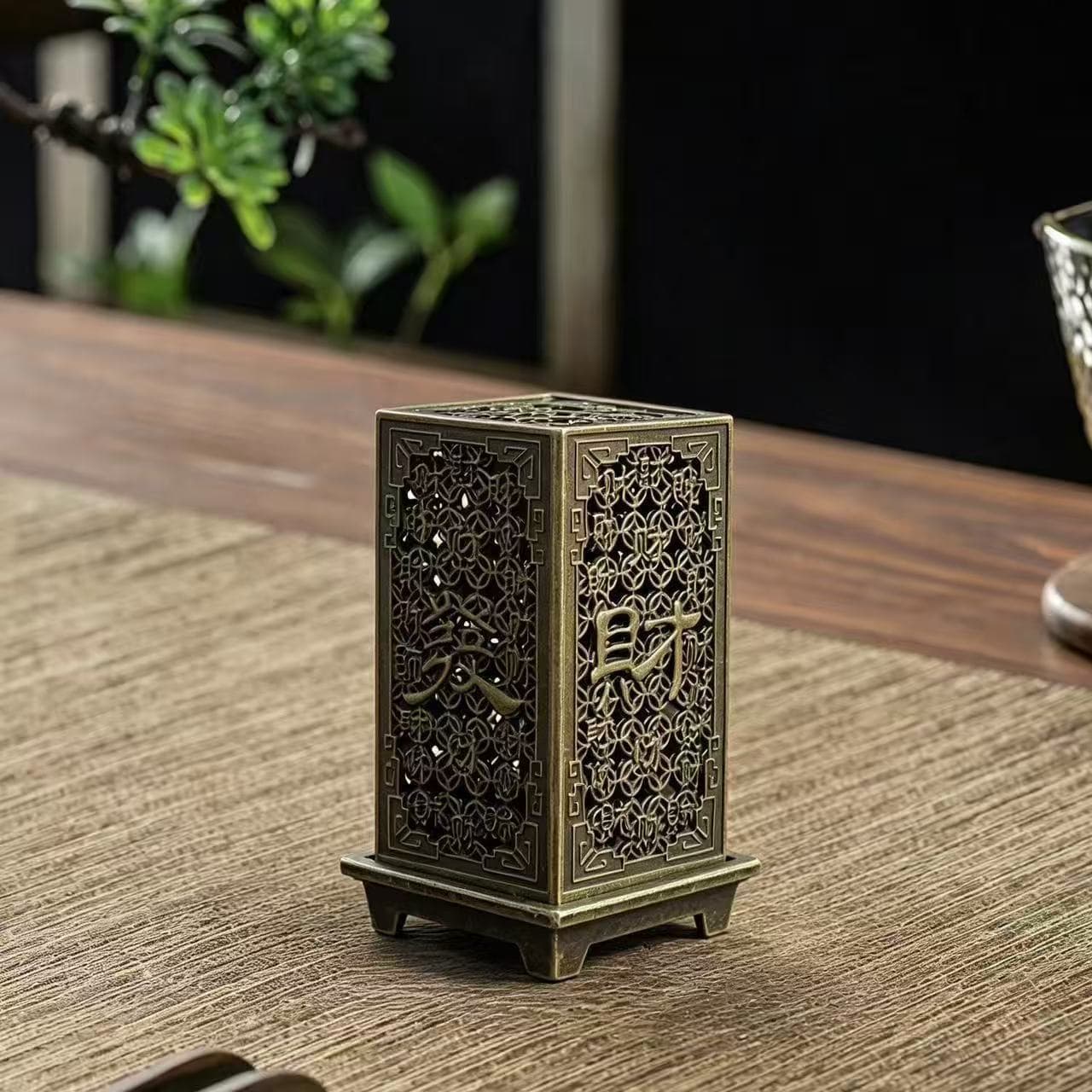 Congratulations on getting rich vertical stove creative tower mold incense powder God of Wealth stove home indoor Bafangcai incense stove ornaments