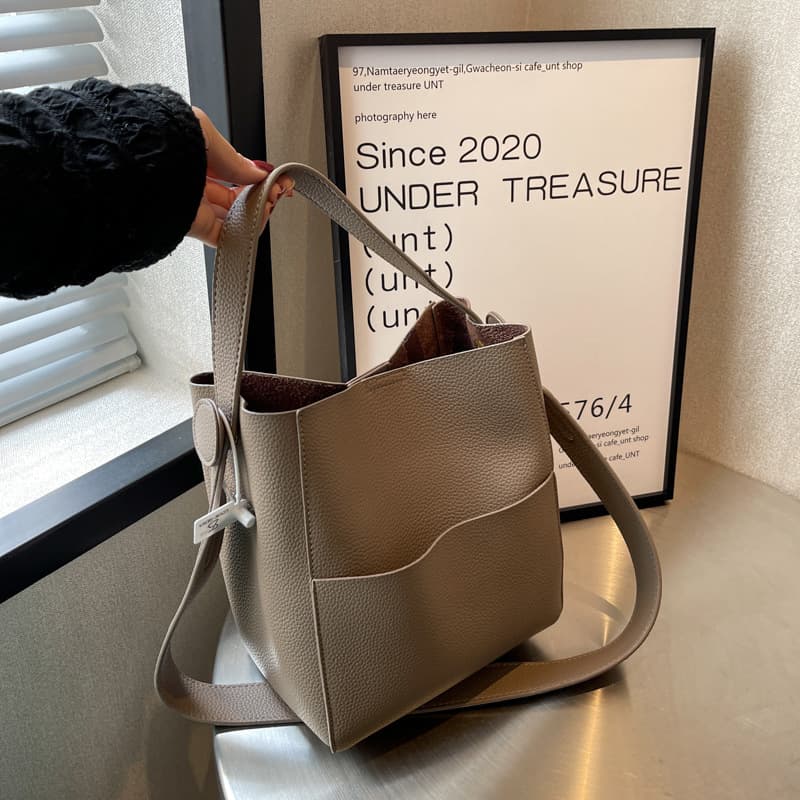 Super popular women's bucket bag, large capacity, perfect for commuting, suitable for autumn and winter, and easy to match with coats. Simple wide shoulder strap crossbody bag.