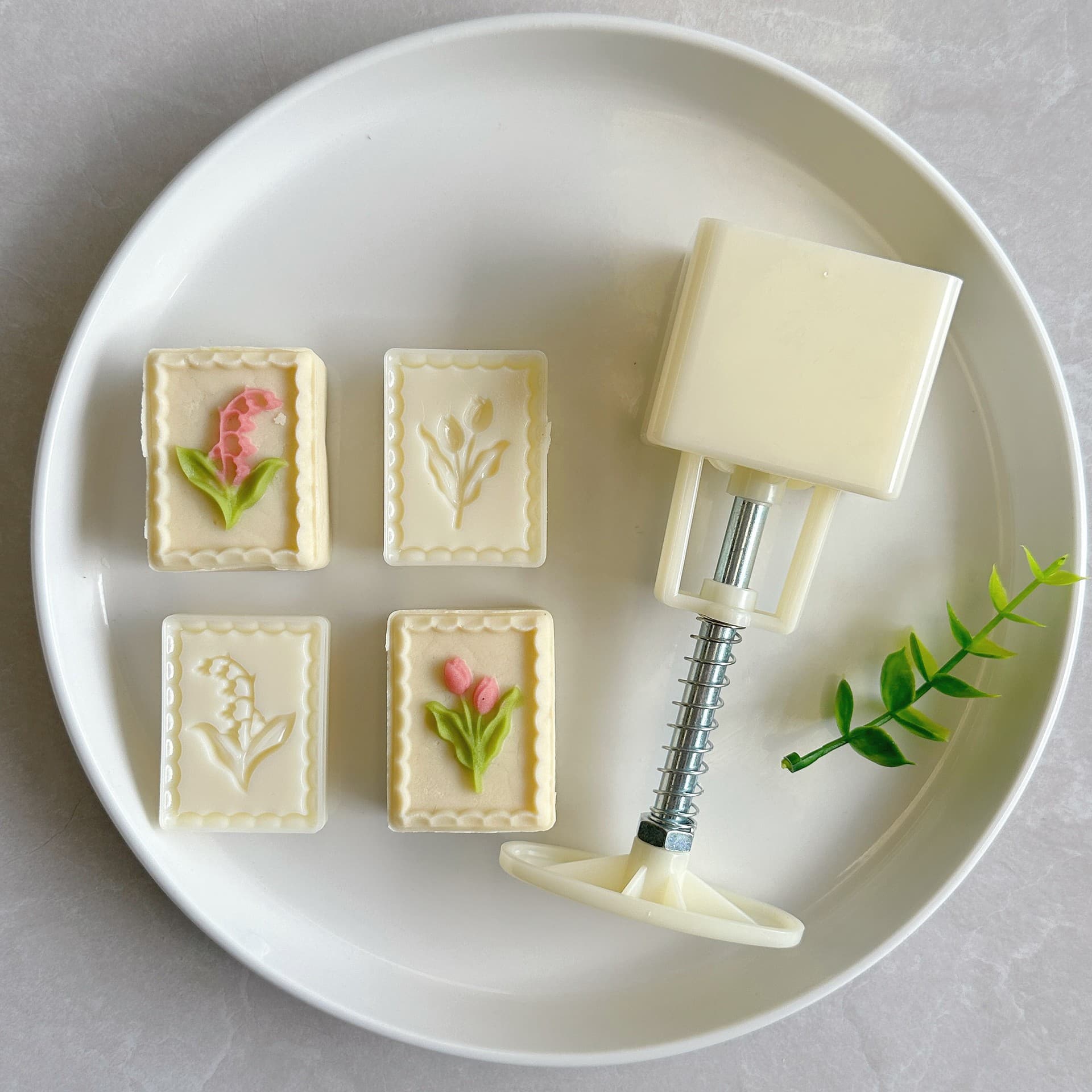 Hongyin Zhenpin 30g 3D Frame Tulip Baking Molds, Mung Bean Cake Dessert Mooncake Hand-Press Plastic Molds
